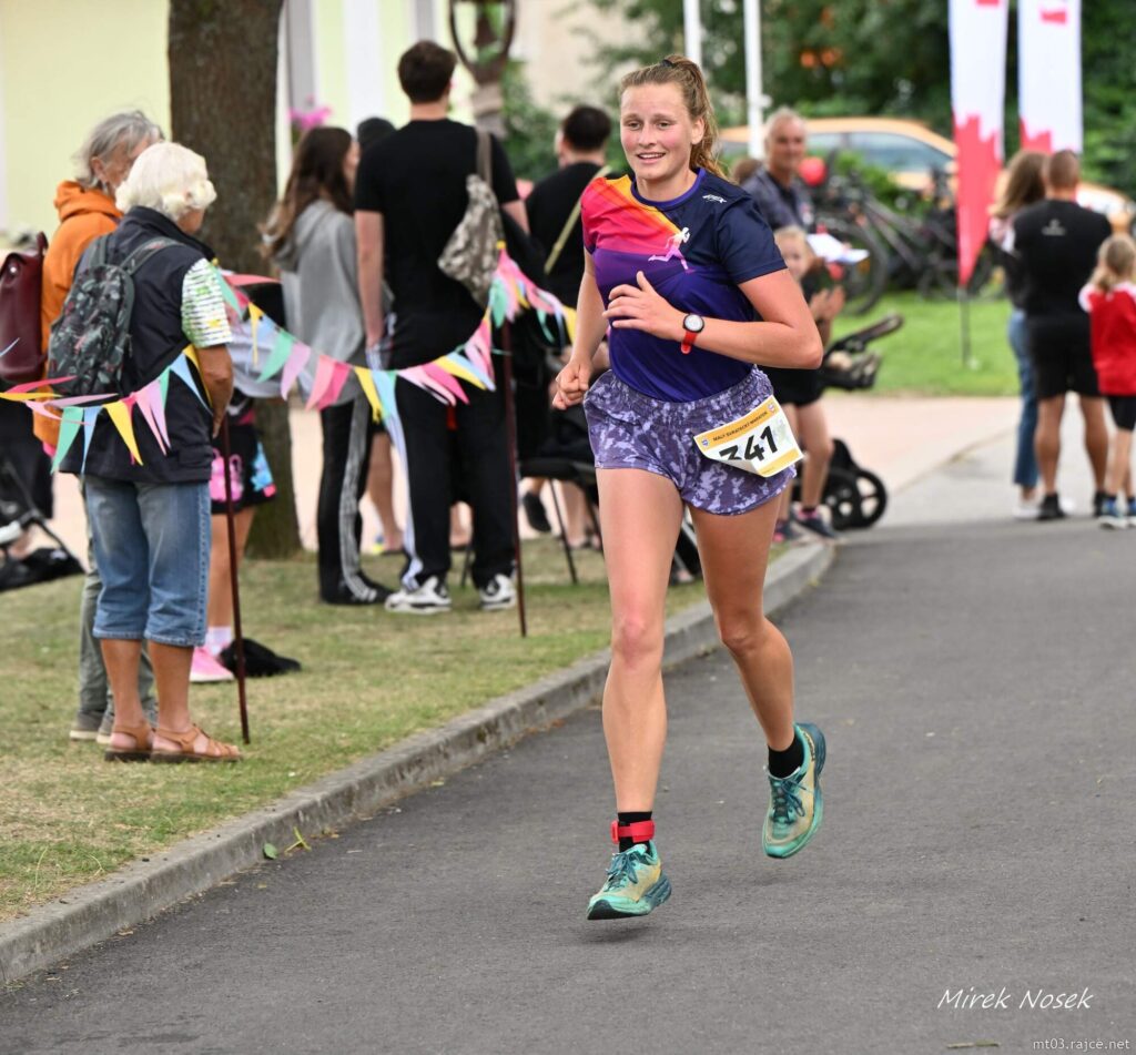 Soňa Mihulová v cíli Malého svrateckého maratonu