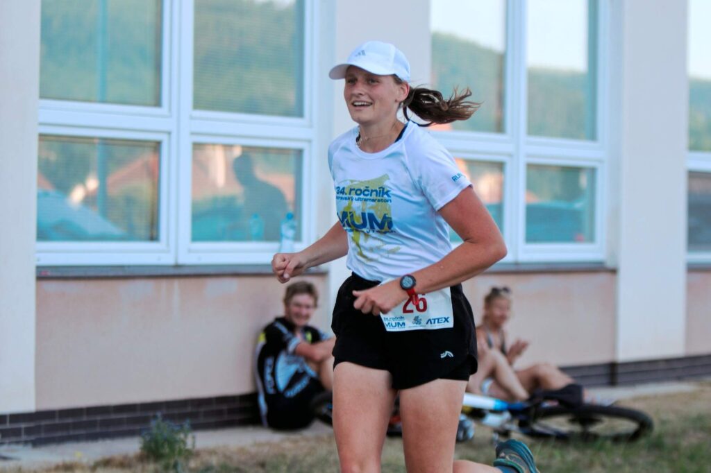 Soňa Mihulová v cíli etapy Moravského ultramaratonu